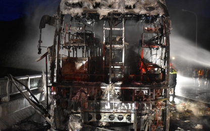 Xe khách bốc cháy ngùn ngụt sau tiếng nổ, hàng chục hành khách hoảng loạn