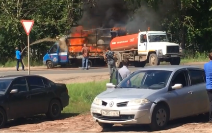 Xe cứu hỏa không đến kịp, xe hút bể phốt xung phong dập lửa