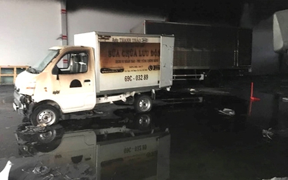 8 ôtô tải trong cửa hàng mua bán xe bị cháy