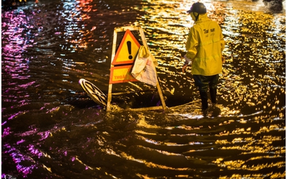 Bức ảnh "Người canh tử thần" trong đêm ngập kinh hoàng gây xúc động