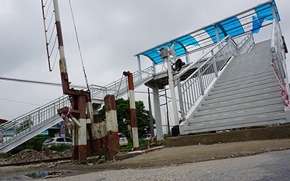Cầu bộ hành vượt đường sắt gây tranh cãi ở Thanh Hoá