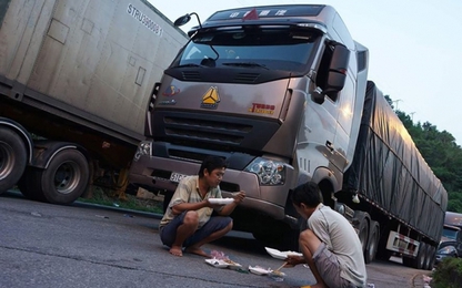 Tài xế lái xe liên tục quá 4h: “Phải chạy cố mới kịp hàng”