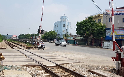 Nhân viên gác chắn 'lao như bay' ngăn tàu đâm xe khách kẹt đường ray