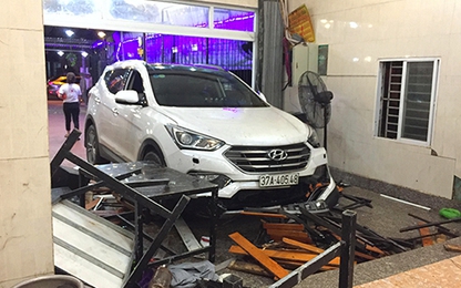 Tài xế ôtô tông 9 người ở quán nhậu do cài nhầm số