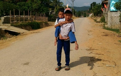 Cậu học sinh nghèo 5 năm làm đôi chân cho bạn đến trường mỗi ngày