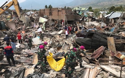 Indonesia: Xót xa các thi thể được đưa thẳng đến mồ chôn tập thể