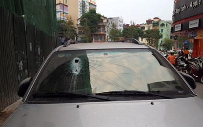 Sắt lại rơi từ công trình cao tầng đâm thủng kính xe ô tô