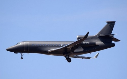 Máy bay chở vợ chồng Hoàng tử Anh bị sét đánh trúng