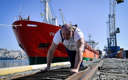 Người đàn ông tay không kéo tàu thủy 11 nghìn tấn