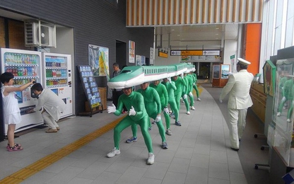 Những người cosplay đoàn tàu siêu tốc vì lý do cực kỳ nhân văn