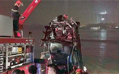 Trục vớt ô tô lao xuống sông Hồng: Trong xe có 2 thi thể