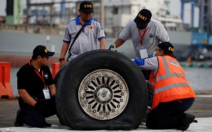 Thợ lặn tìm thấy phần thân máy bay Indonesia rơi xuống biển