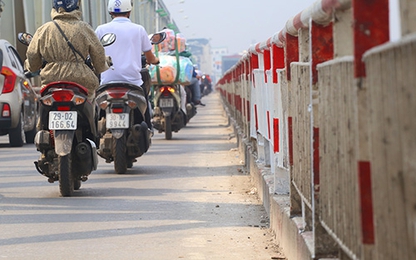 Ý kiến trái chiều việc ôtô đi vào làn xe máy trên cầu Chương Dương