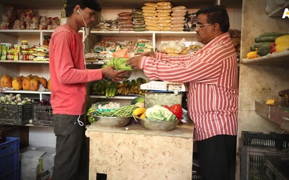 Người đàn ông Ấn Độ “vá ổ gà', vượt qua nỗi đau mất con