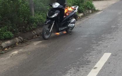 Xe SH bất ngờ bốc cháy giữa đường vì để pin dự phòng trong cốp