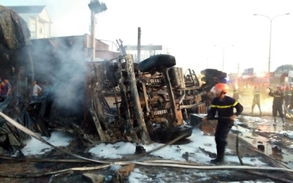 Xe bồn chở xăng gây cháy hàng loạt căn nhà, 6 người chết