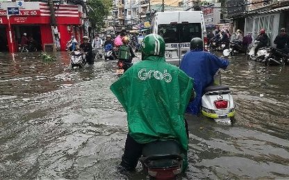 Dịch vụ gọi xe, đồ ăn quá tải ngày mưa bão