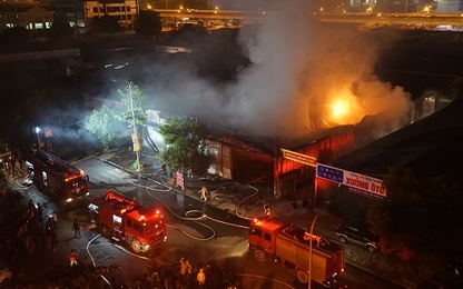 Gara hàng nghìn m2 ở Hà Nội cháy, thiêu rụi nhiều ôtô