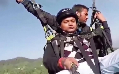 Phi công chết vì cứu khách khi dù lượn rách giữa không trung