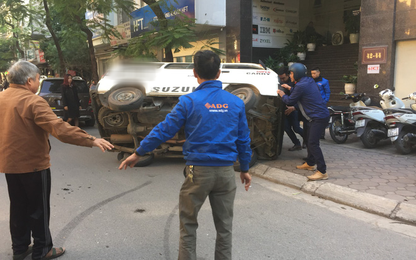 Người dân cùng nhau "giải cứu" chiếc ô tô gặp nạn lật ngang