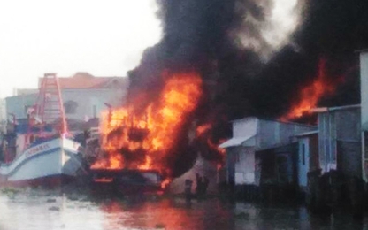 2 tàu cá cháy lan thiêu rụi 3 căn nhà