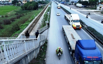 Cấp bách sửa chữa quốc lộ 5 sau vụ tai nạn thảm khốc