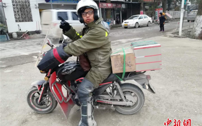 Chở tro cốt của cha đi hơn 4000 cây số về nhà ăn Tết