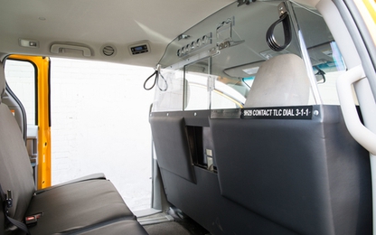 Tài xế taxi Mỹ lắp màn chắn trong xe để bảo vệ tính mạng