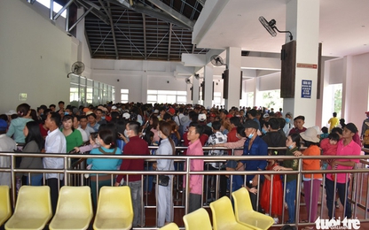 Khách du lịch đổ về, 'Nóc nhà miền Tây' bát nháo và đầy rác