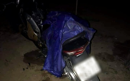 Để lại xe máy, nam thanh niên trèo lên mái đò nhảy sông tự tử