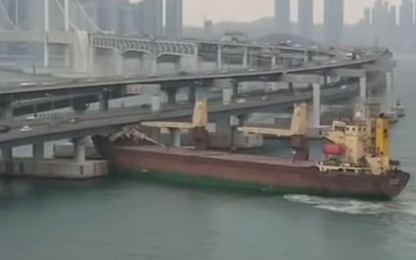 Thuyền trưởng say rượu, tàu chở hàng đâm vào chân cầu