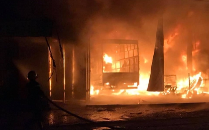 Xưởng sửa chữa lốp ô tô cháy trong đêm, 6 người thoát nạn