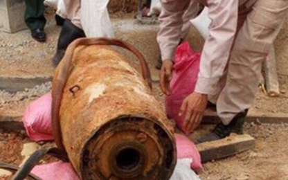 Quốc lộ 1A bị cấm 30 phút chờ tháo ngòi nổ quả bom