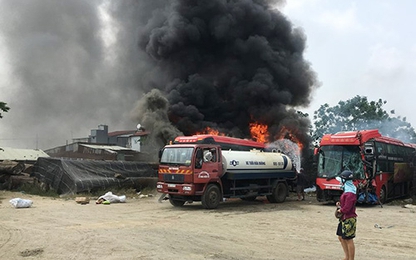 Xe giường nằm cháy rụi trong bến ở Quảng Nam