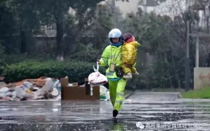 Loạt ảnh người bố đơn thân hàng ngày chở theo con gái đi ship đồ