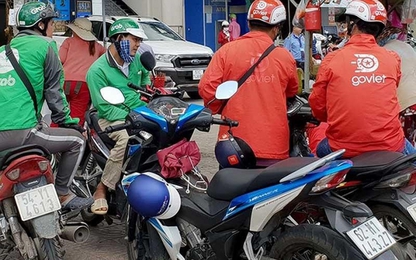 Tài xế xe ôm công nghệ ‘quay cuồng’ với chiết khấu