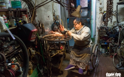 Người đàn ông ngồi xe lăn 20 năm làm xe cho người cùng cảnh ngộ