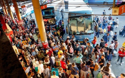 Dòng người ùn ùn đổ về lễ Songkran, "7 ngày nguy hiểm" bắt đầu