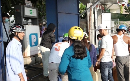 Người dân đảo Lý Sơn xếp hàng mua xăng dầu dự trữ