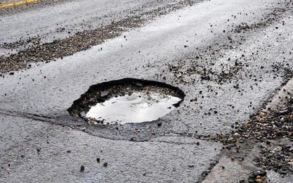 Hy hữu xe cứu thương vấp phải ổ gà vô tình cứu sống bệnh nhân