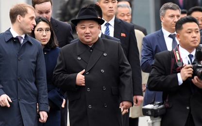 Cận vệ của Kim Jong-un chạy theo tàu vào ga để lau cửa tàu