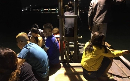 Bùng phát tour câu mực đêm "chui" trên vịnh Hạ Long