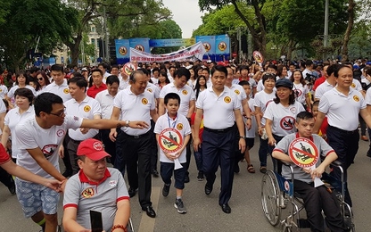 8.000 người tuần hành kêu gọi 'uống rượu, bia - không lái xe'