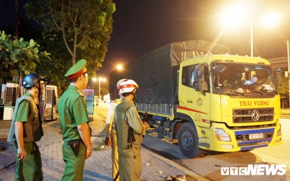 Chở hàng vượt tải trọng, tài xế ngồi lỳ 3 tiếng đồng hồ trong cabin