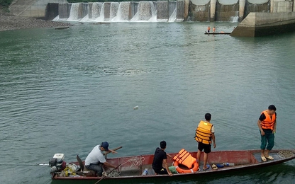 Lật thuyền ở chân đập thủy điện, một người chết