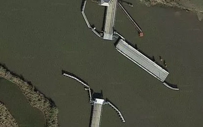 Tài xế tử vong khi lao ôtô qua cầu xoay