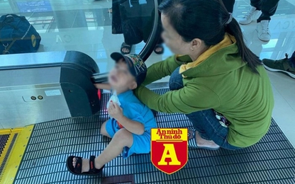 Bé trai bị kẹt tay vào thang cuốn tại sân bay Phú Quốc