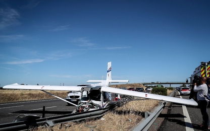 Hạ cánh khẩn cấp trên đường cao tốc, máy bay đâm liên tiếp xe cộ