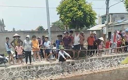 2 bé trai tử vong do đi xe đạp ngã xuống sông