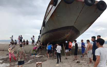 Kinh hãi cảnh tàu khách vắt vẻo trên đê lấn biển khi tránh bão